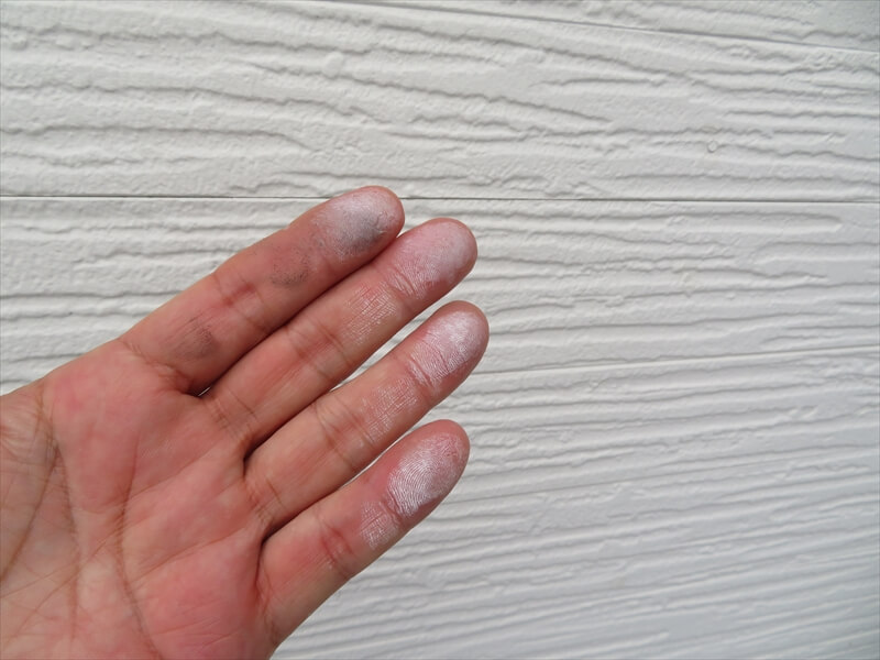 外壁をさわると、外壁の劣化を示す粉が指につくチョーキングが起きていました。